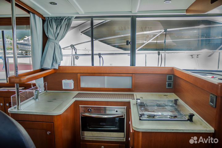 Яхта Beneteau Swift Trawler 44 в Черногории