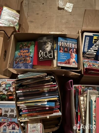 Книги детские и игры разные