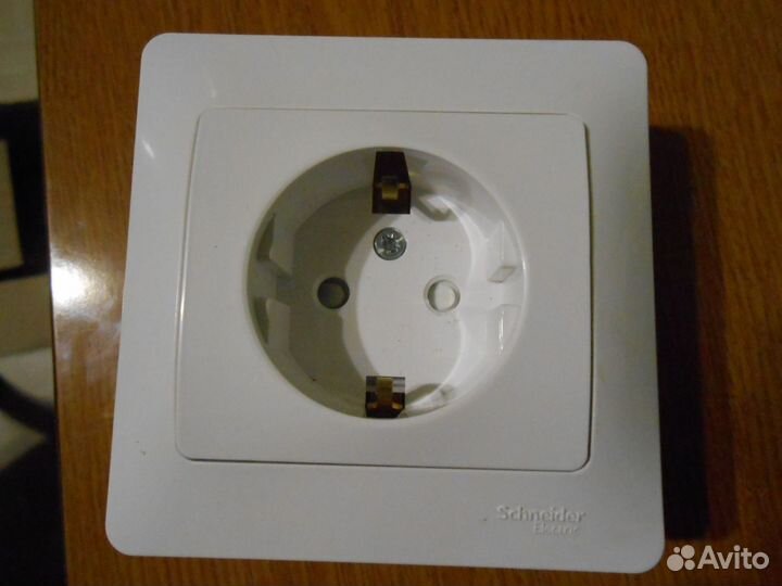 Выключатель 10А 250V Розетка 16А 250V IEK schneide