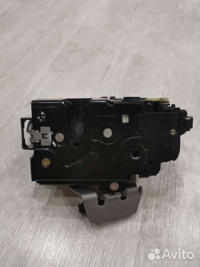 Замок двери задний правый на Audi A6