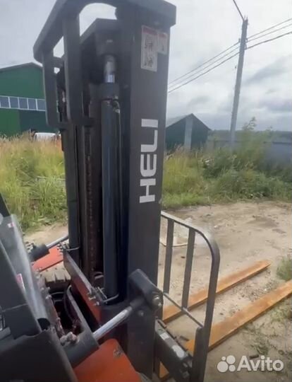 Вилочный погрузчик