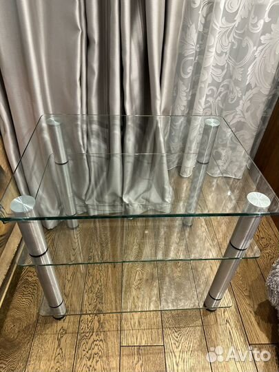 Стеклянная тумба под аппаратуру