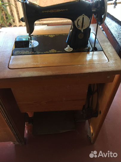 Швейная машина с ножным приводом и тумбой