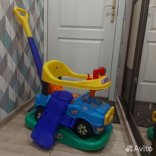 Машинка толокар с ручкой