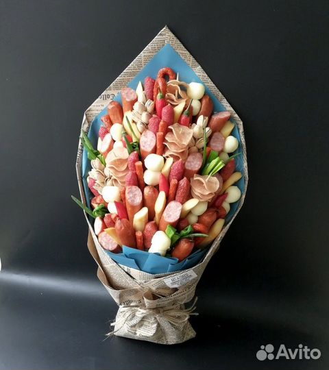 Мужской букет в подарок из колбас, сыра и закусок