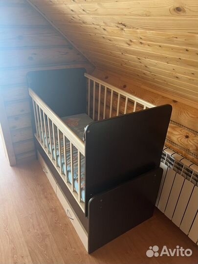 Детская кроватка с маятником