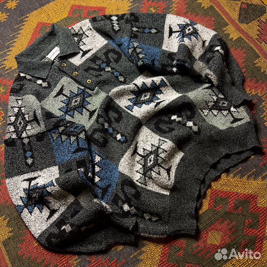 Свитер с узором ковра
