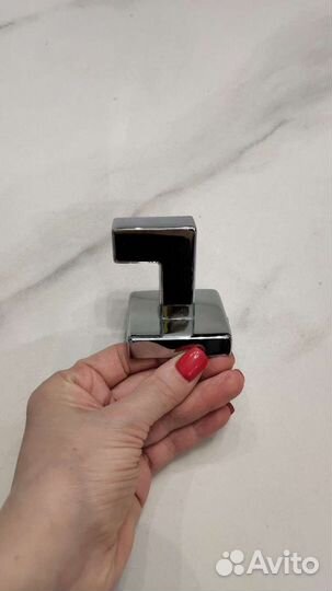 Крючок настенный