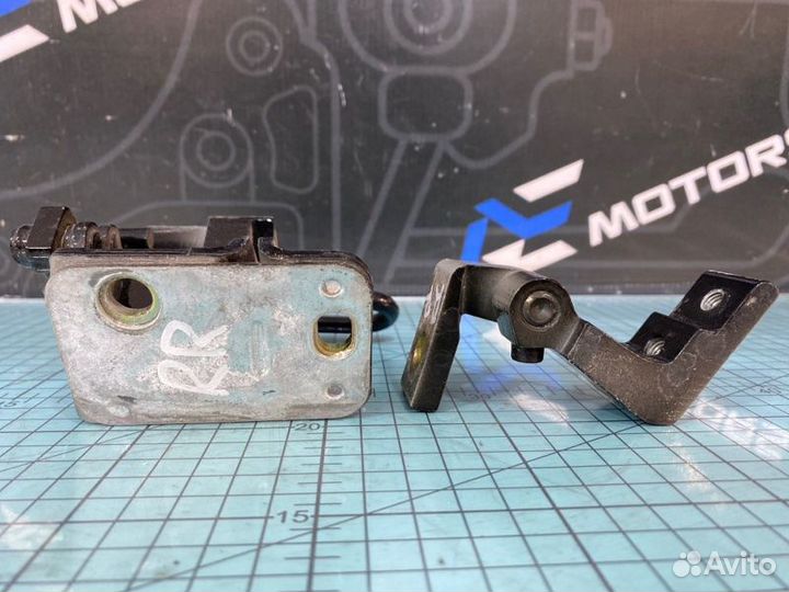 Петля двери задняя правая Audi A6 C6 BDW 2005