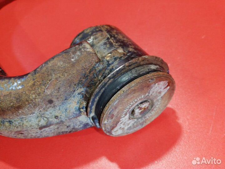 Рычаг подвески нижний передний левый Toyota Hilux