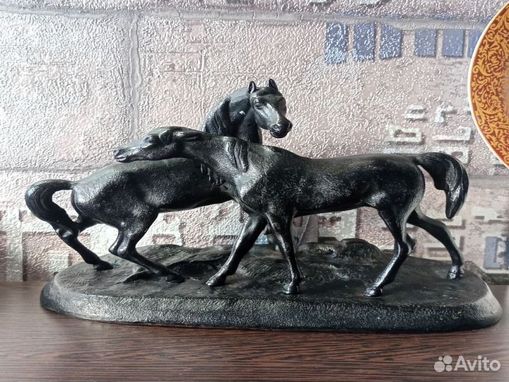 Статуэтка Кони на воле Касли