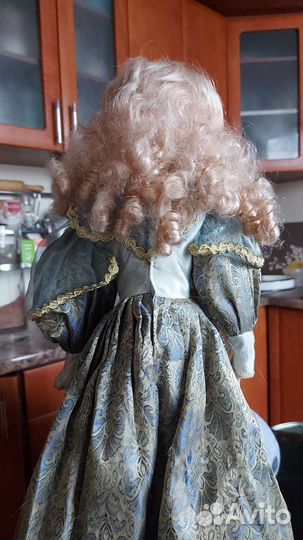 Кукла фарфоровая