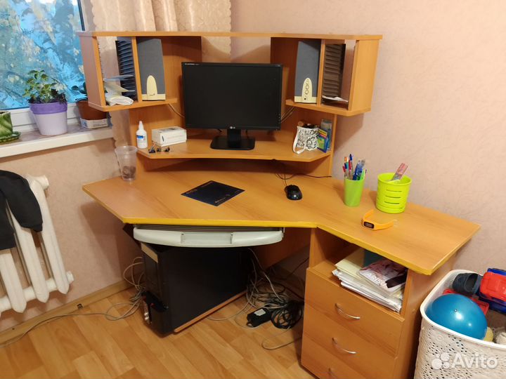 Компьютерный стол и компьютер