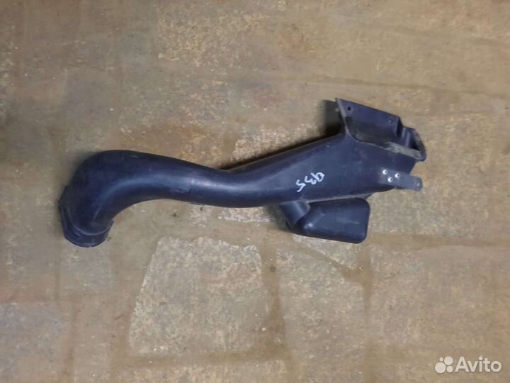 Трубку воздушного фильтра на Ниссан Х-Траил Т-31