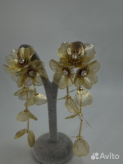 Серьги с объёмными подвесками цветами