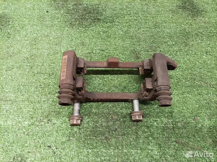 Скоба суппорта заднего левого Audi A4 (B8) 2007-2