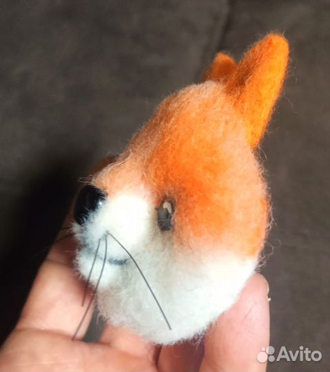 Брошка из шерсти в технике сухого валяния