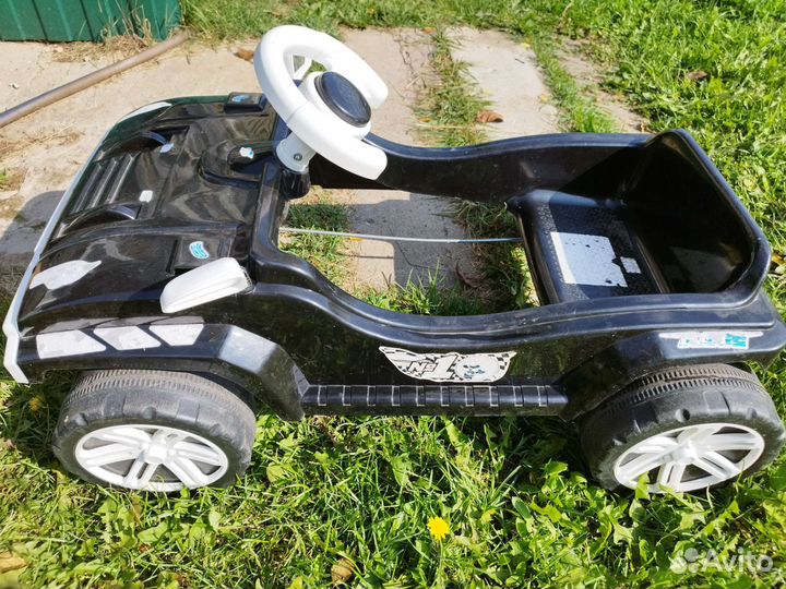 Машинка на педалях