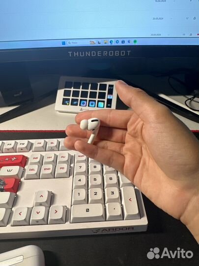 Оригинальный правый наушник от AirPods Pro 1