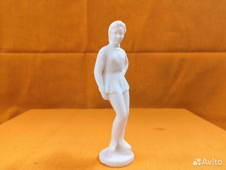 Статуэтка юная фигуристка (конькобежка)