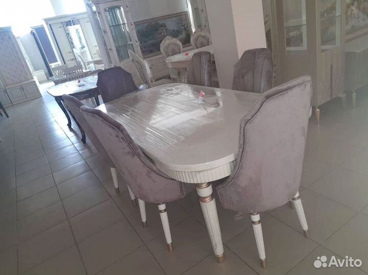 Столы и стулья