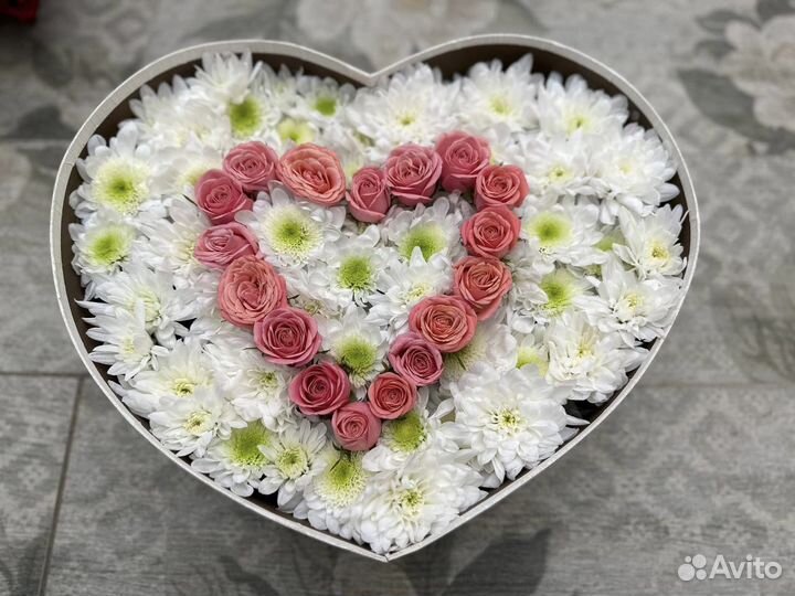 Коробка Сердце Из Хризантемы и Кустовой Розы