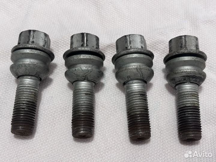 Болт колеса VAG 4L