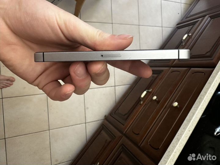iPhone SE, 32 ГБ