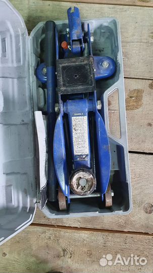 Домкрат подкатной