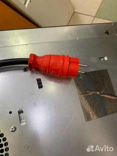 Встраиваемая варочная панель индукционная Grundig