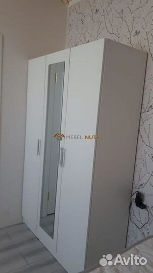 Шкаф распашной, трехдверный