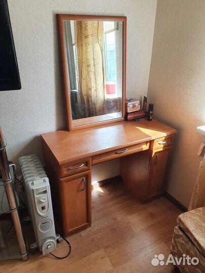 Трюмо с зеркалом