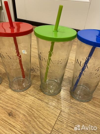 Стеклянные стаканы с крышкой и трубочкой