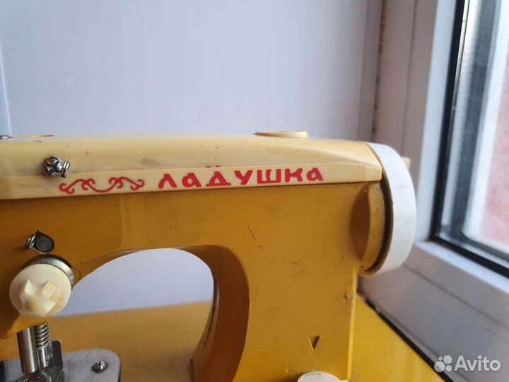 Игрушечная швейная машина СССР