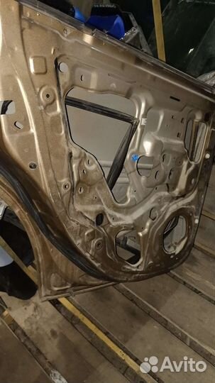 Задняя левая дверь Nissan Tiida
