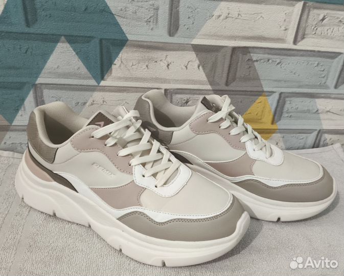 Кроссовки женские