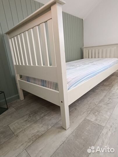 Деревянная кровать из массива