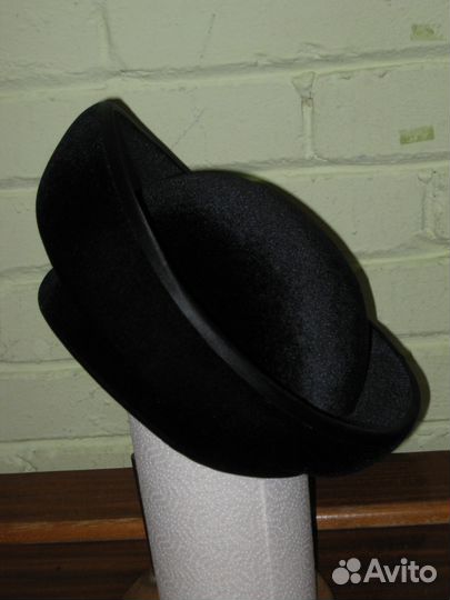 Кокетливая женская велюровая шляпка