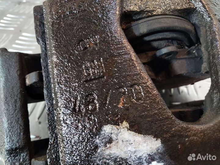 Суппорт передний левый Опель Вектра А