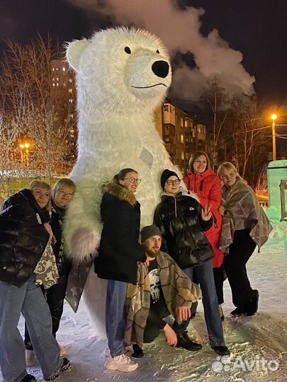 Белый мишка с ведущим на праздник. Поздравление