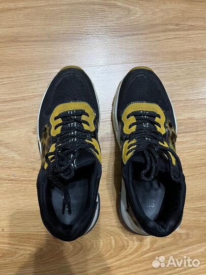 Кроссовки женские