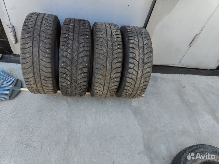 Bridgestone Ice Cruiser 7000 215/65 R16 98T