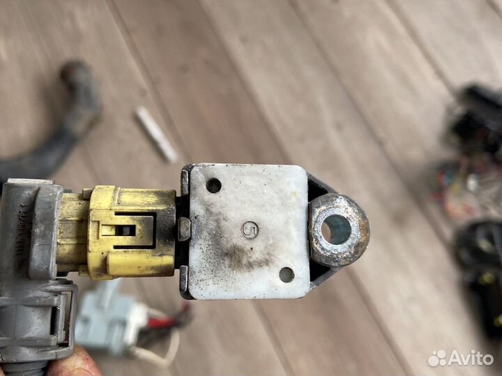 Датчик удара правый Toyota Avensis Тойота Авенсис