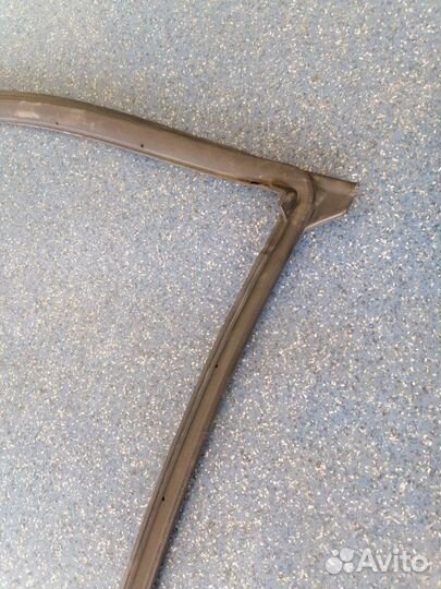 Уплотнитель двери передний правый Toyota Corolla