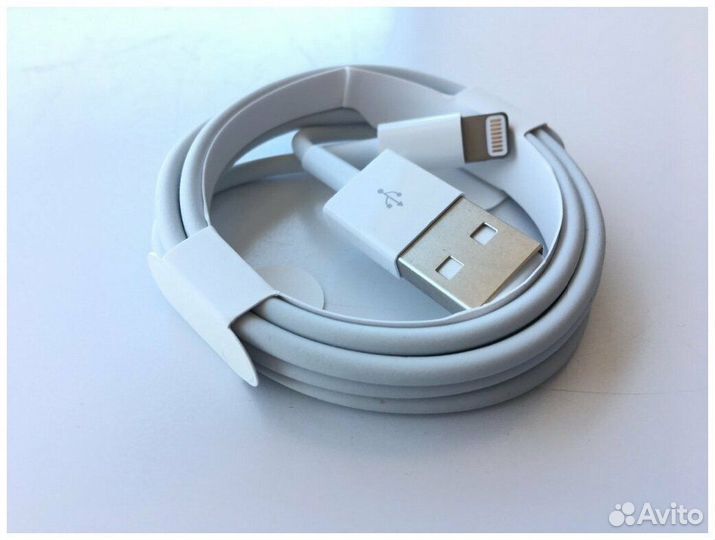 Зарядный кабель на iPhone