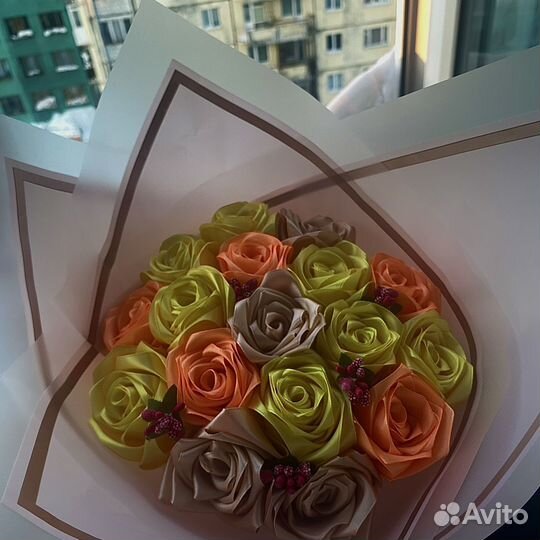 Розы из атласных лент