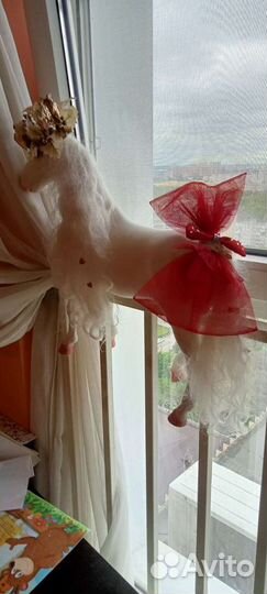 Кукла фарфоровая и лошадка