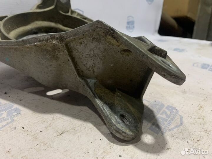 Опора стойки передняя левая Audi A8 D2 AUW 1999