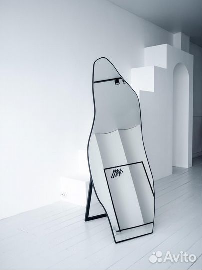 Зеркало необычной формы на подставке