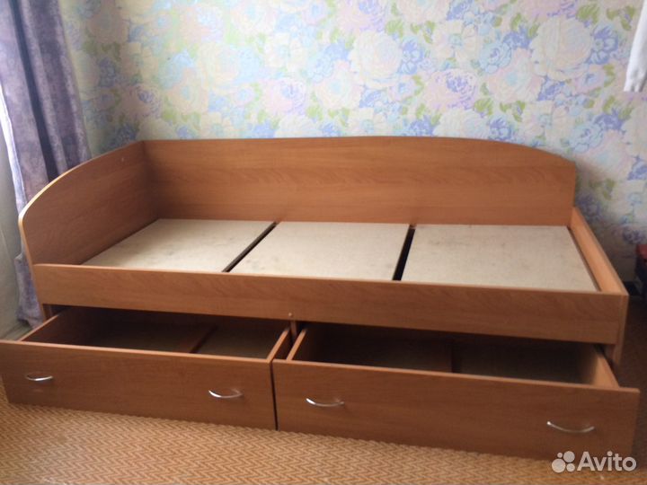 Кровать односпальная с матрасом